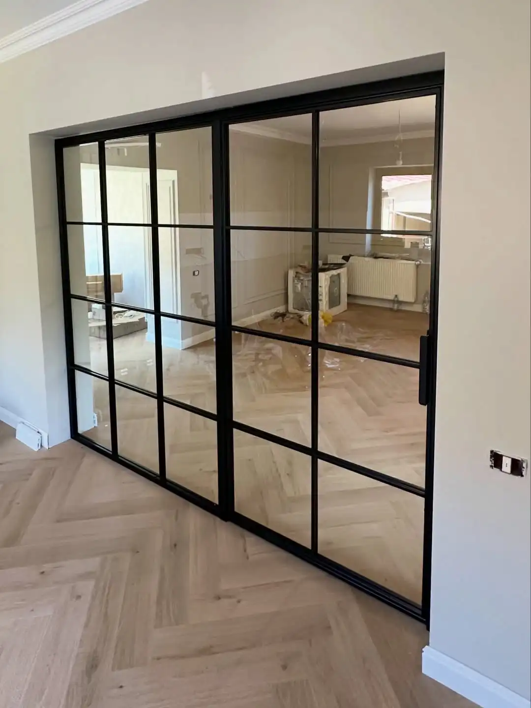 Glasvand tip loft cu caroiaj negru pe toată lățimea camerei