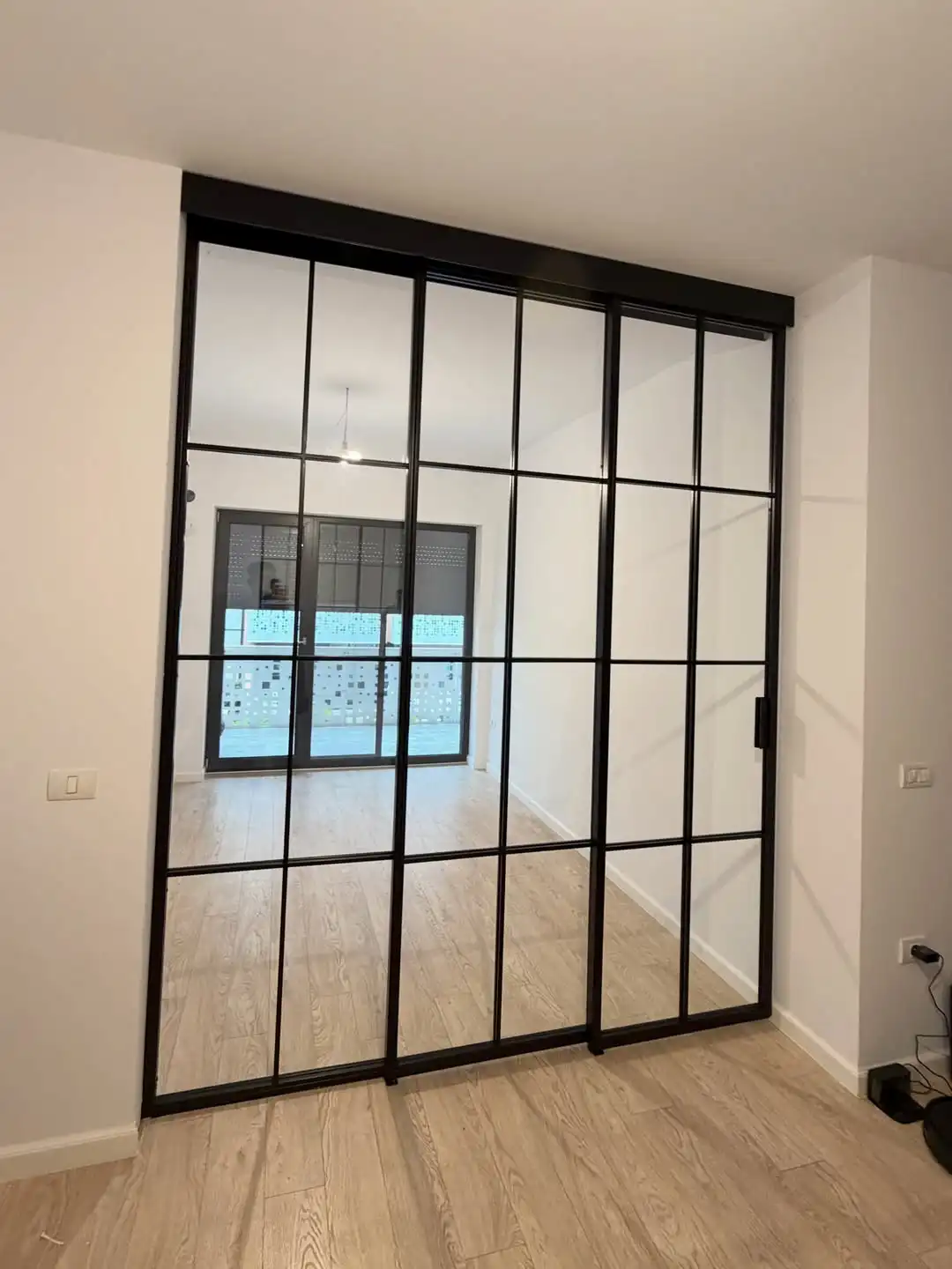Separare bucătărie din metal și sticlă cu caroiaj negru, vedere laterală