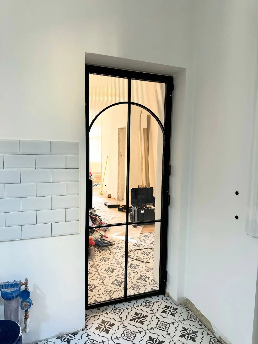 Ușă tip loft cu arcadă și cadru metalic negru