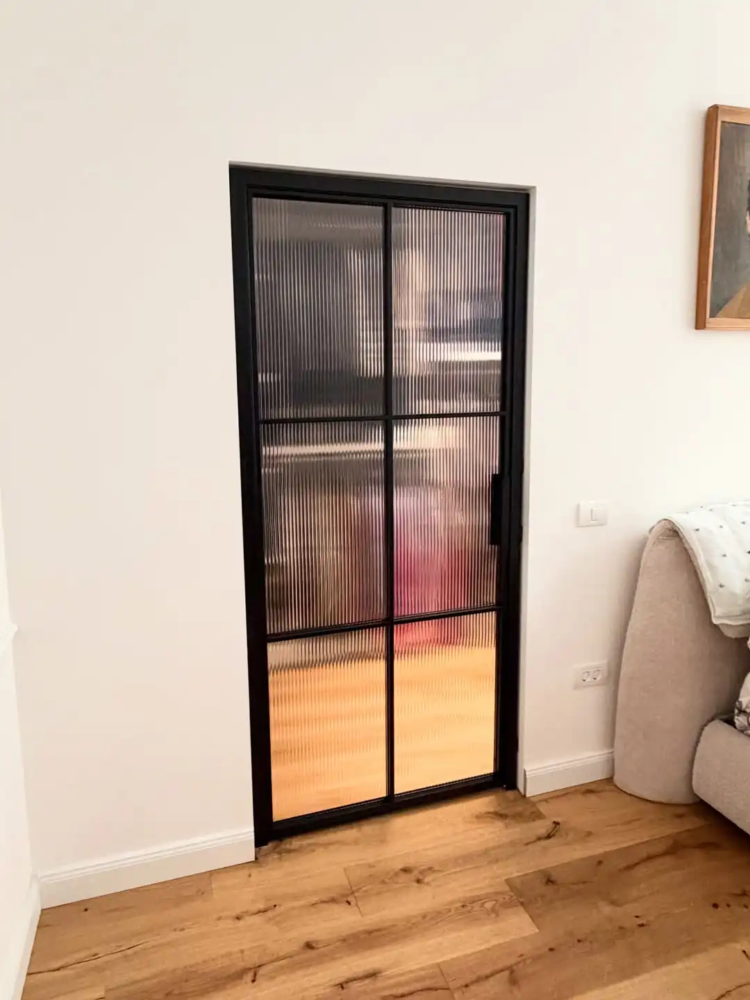 Ușă de dressing tip loft cu sticlă riflată Flutes și cadru negru