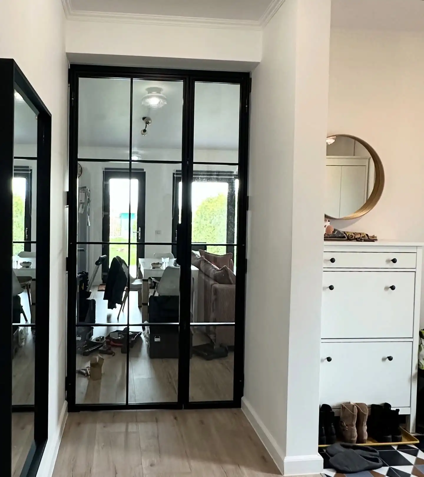Ușă dublă tip loft din metal negru și sticlă, închisă