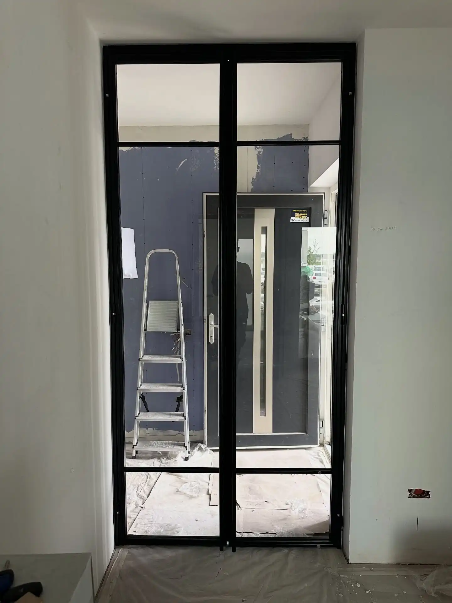 Ușă dublă tip loft din metal și sticlă, închisă