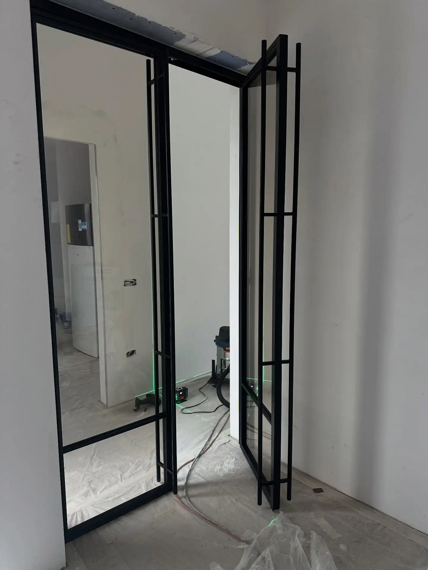Ușă tip loft din metal și sticlă deschisă, vedere laterală
