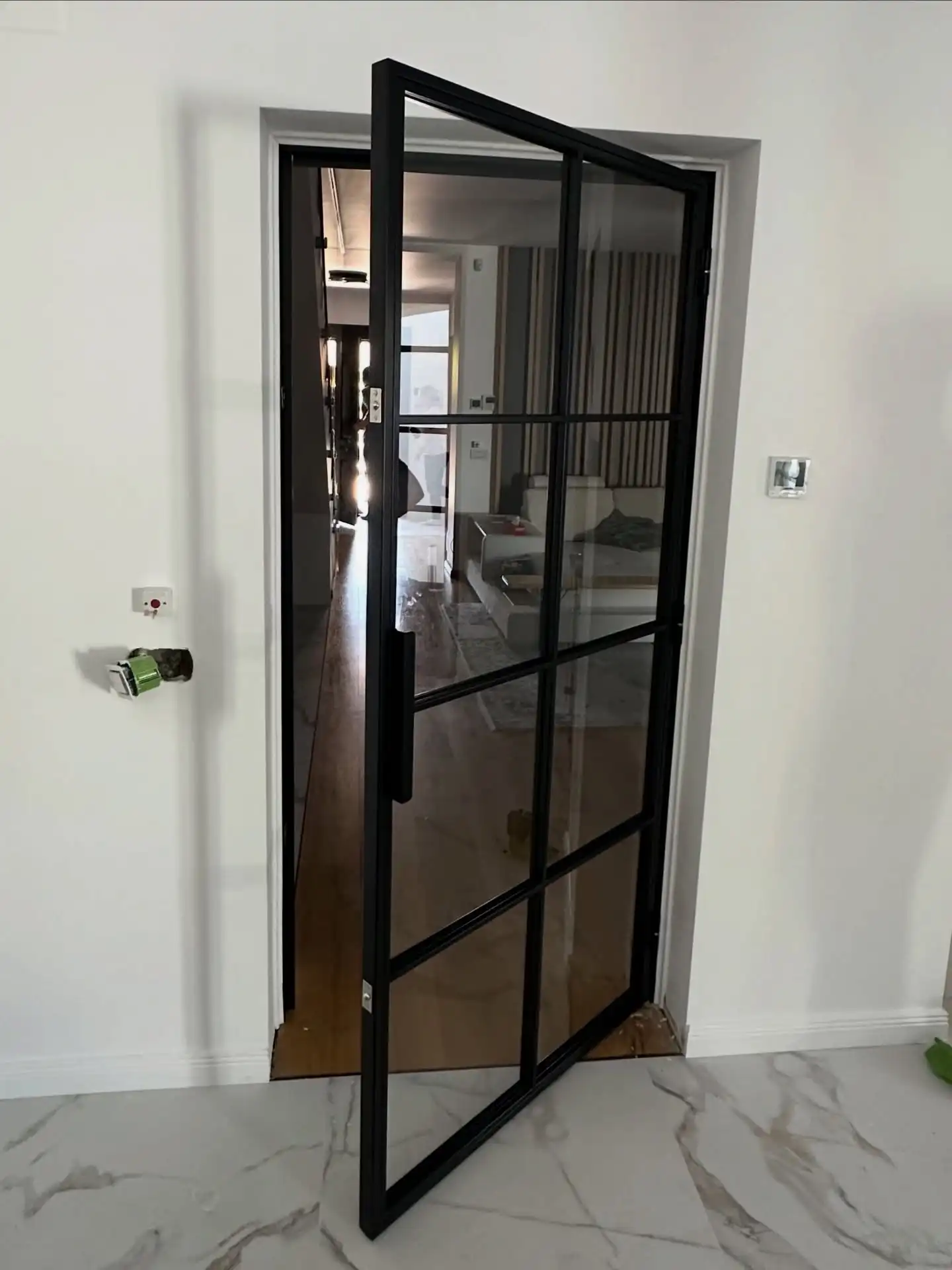 Ușă tip loft deschisă spre o cameră luminoasă